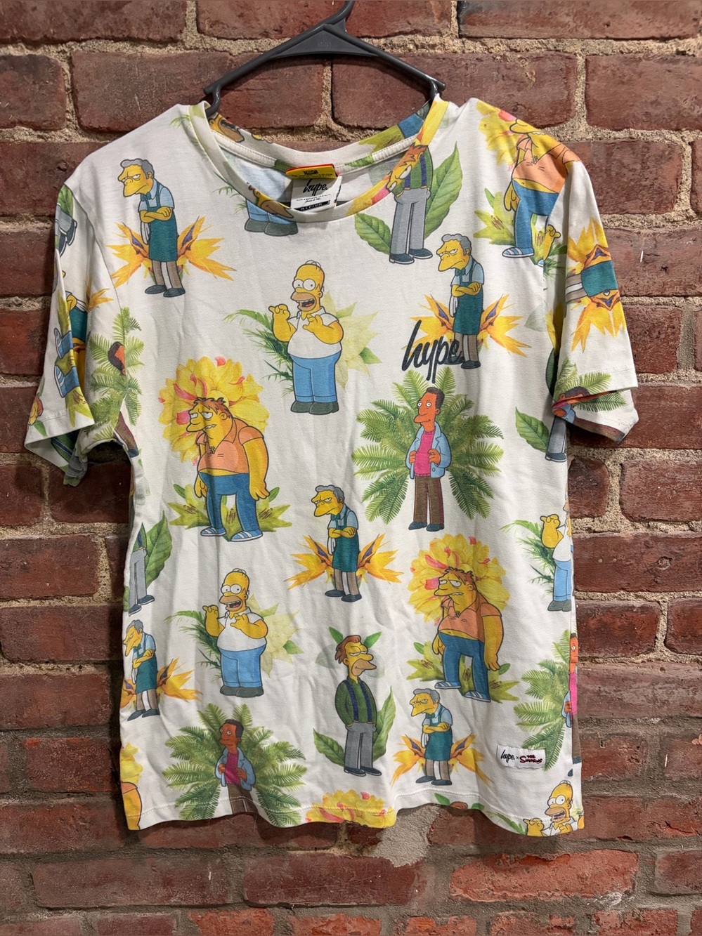 Hype Men’s medium Simpson all over Print tropical Tee
